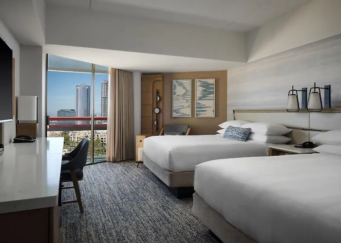 Hotels with pool Marriott Marquis San Diego Marina
